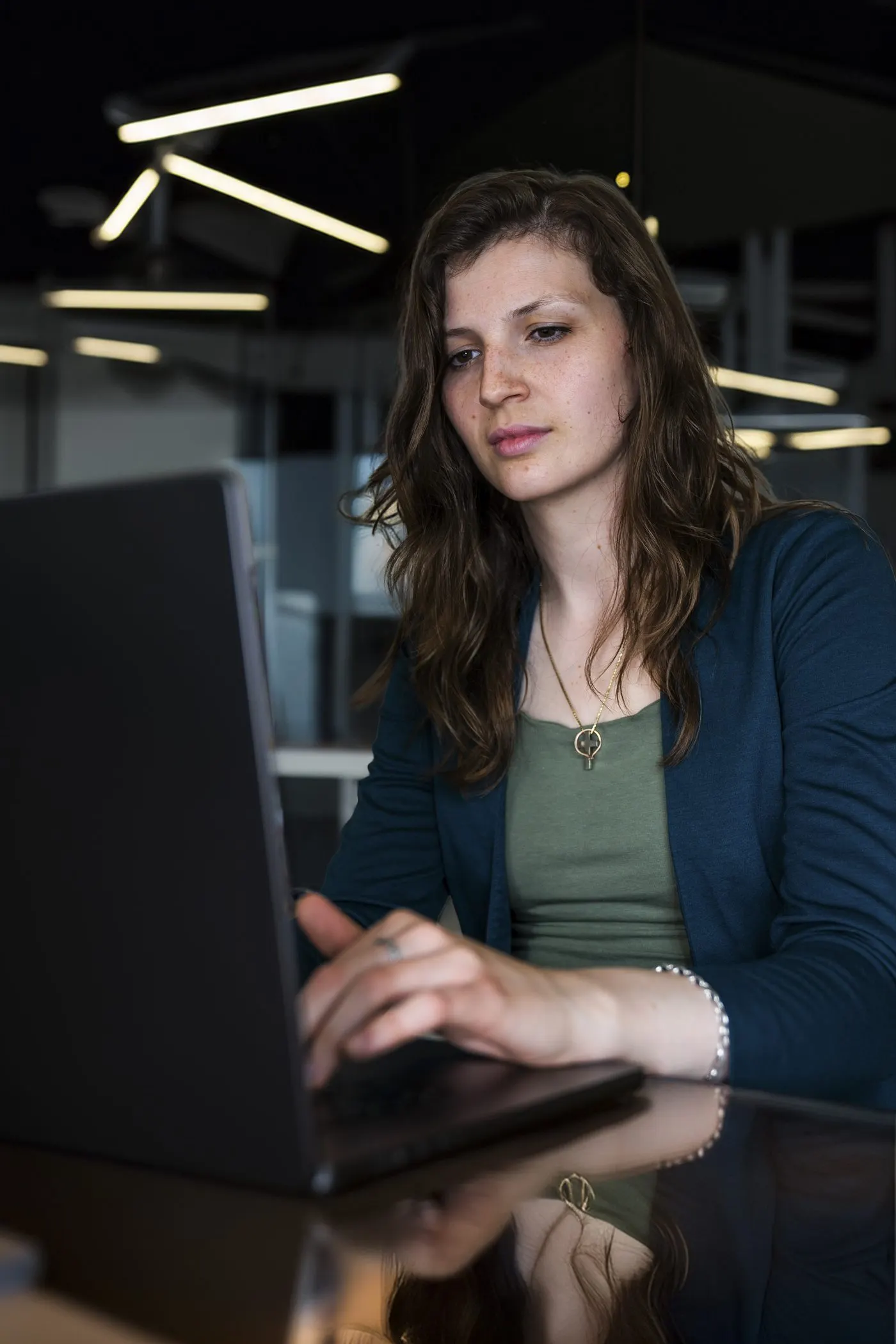 Anna von Conto IT bei der Arbeit am Laptop
