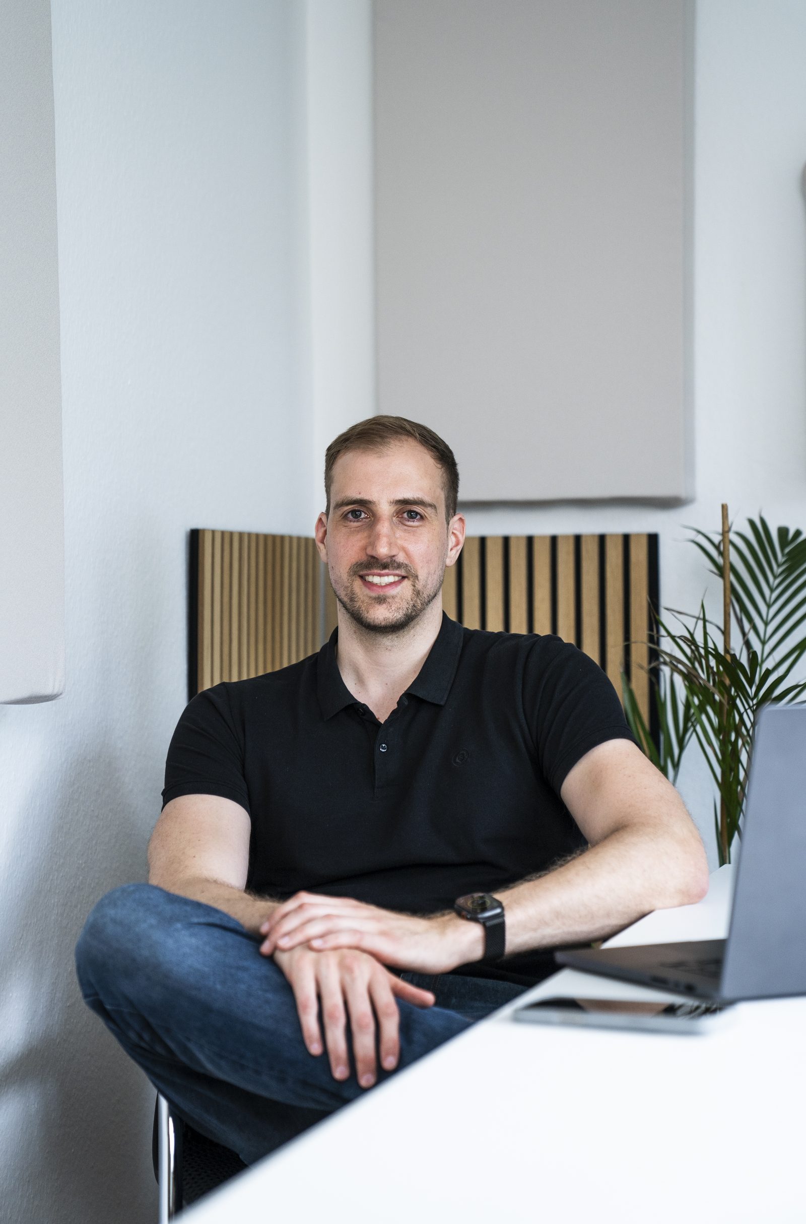 Nico Contopidis, Inhaber von Conto IT, im Büro in Itzehoe