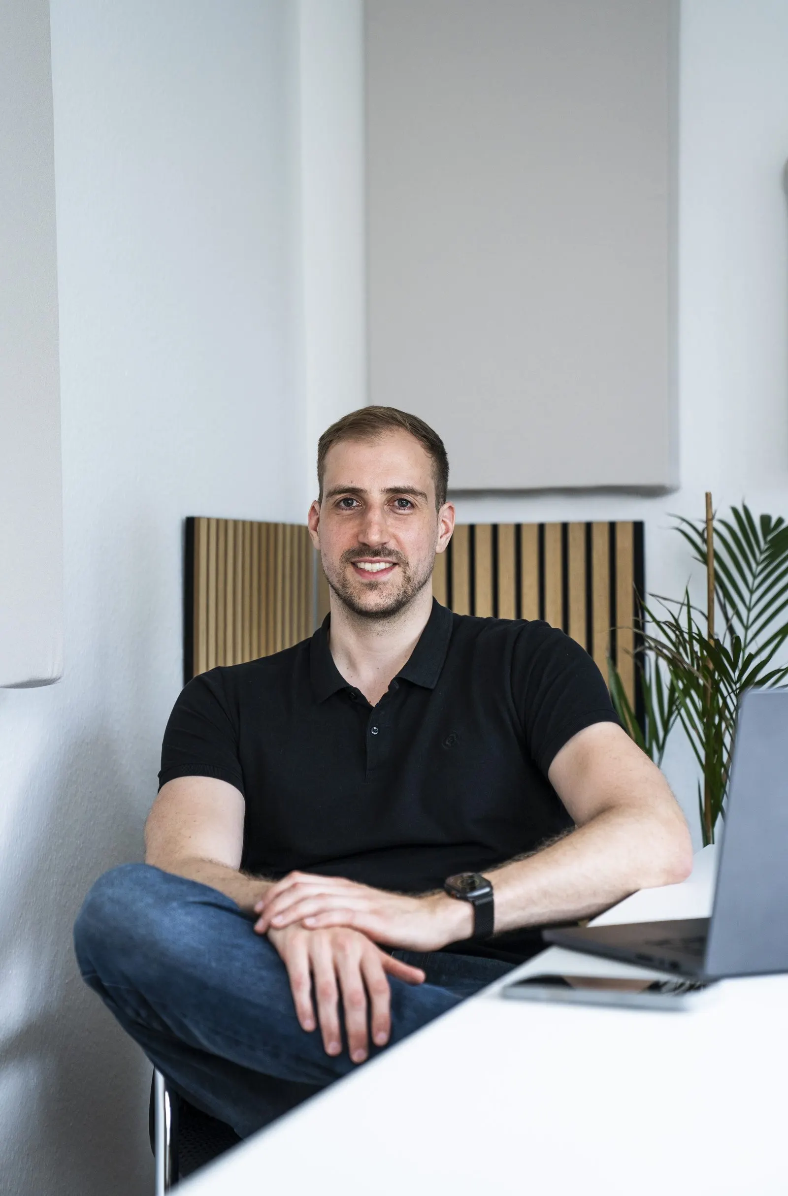 Nico Contopidis, Inhaber von Conto IT, im Büro in Itzehoe