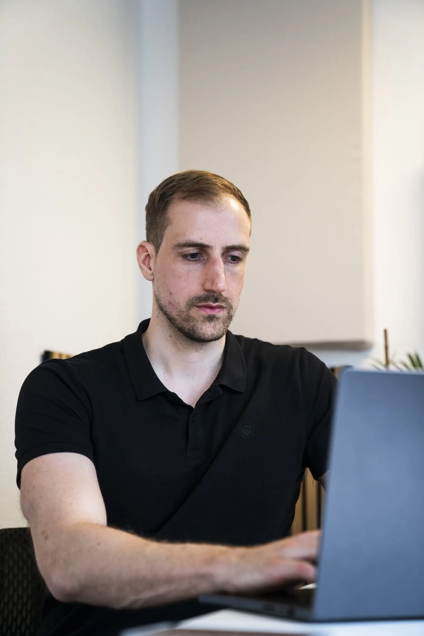 Nico Contopidis bei der Arbeit am Laptop