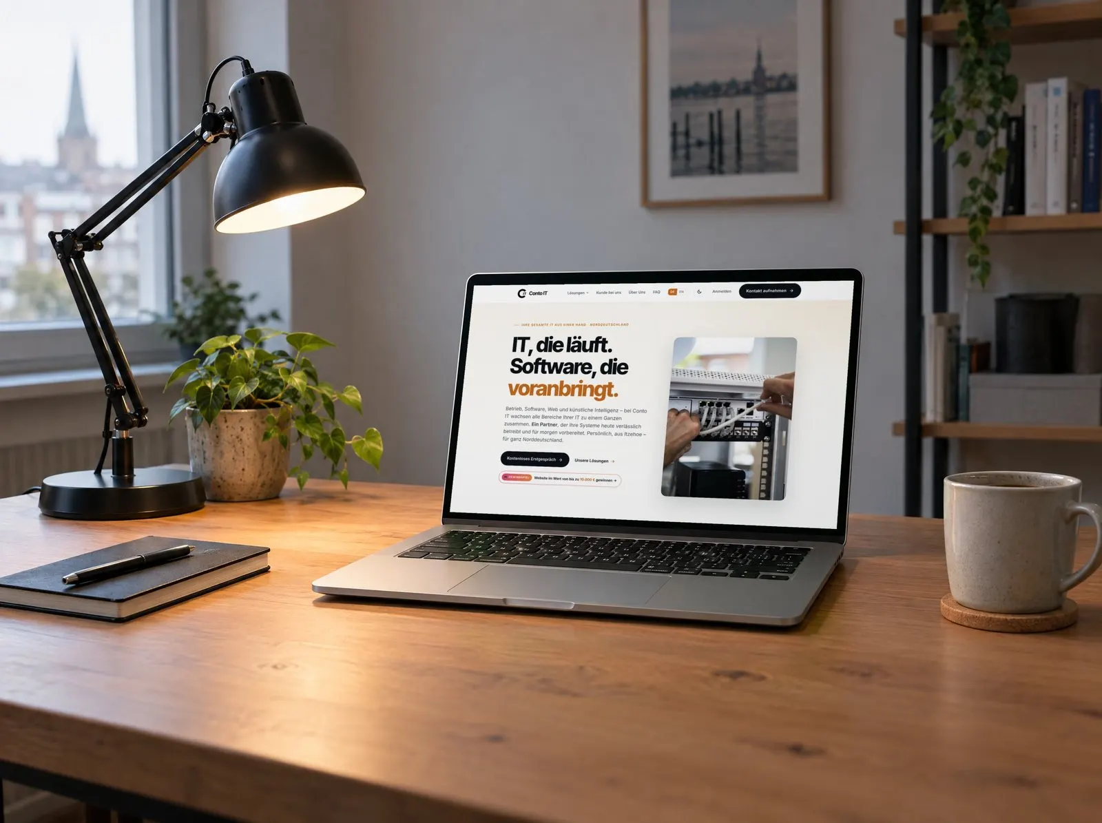 Schreibtisch mit eingeschalteter Lampe, auf dem Laptop eine von uns gebaute Website