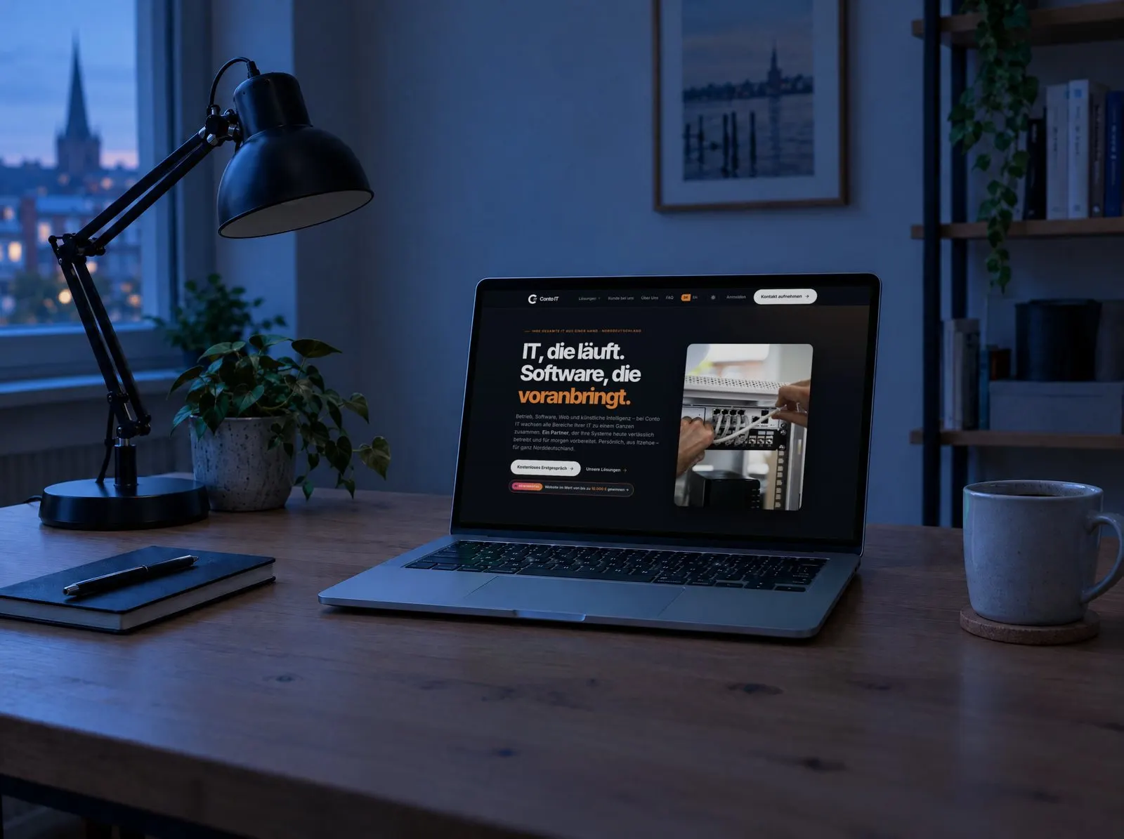 Schreibtisch am Abend, auf dem Laptop die Website von Conto IT