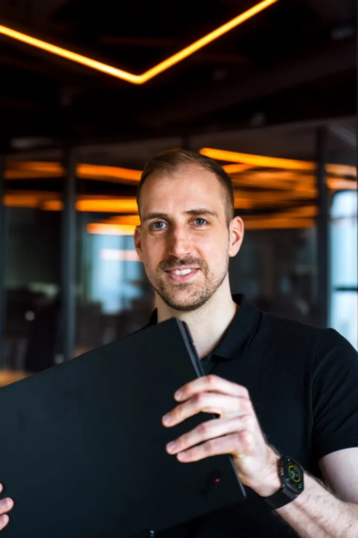Nico Contopidis mit Laptop im Büro