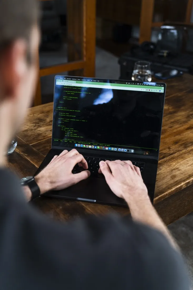 Arbeit am Laptop an einer neuen Website