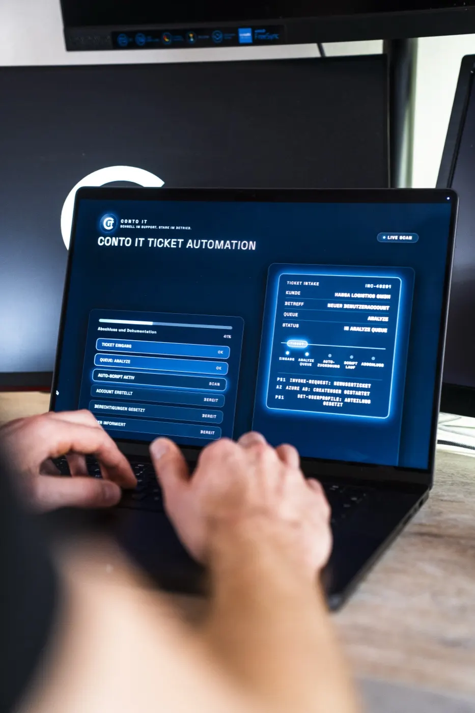 Arbeit am Laptop an einer Anwendung von Conto IT